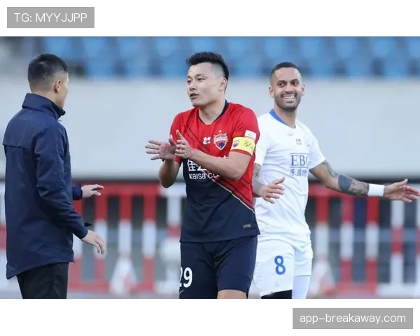 特写:时隔三年重返中超,36岁老将郜林替补登场接受掌声 特写:时隔三年重返中超,36岁老将郜林替补登场接受掌声