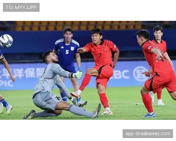 训练特写:夏季联赛队伍已开始集训,年轻球员在教练指导下苦练低位防守基本功 训练特写:夏季联赛队伍已开始集训,年轻球员在教练指导下苦练低位防守基本功